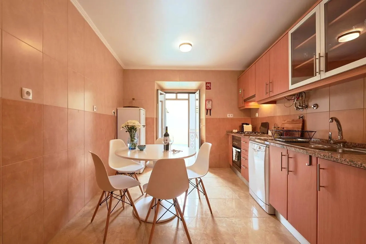 Spacious And Renovated Apartment With Amazing Patio, By Timecooler Lissabon 0*,  Portugal